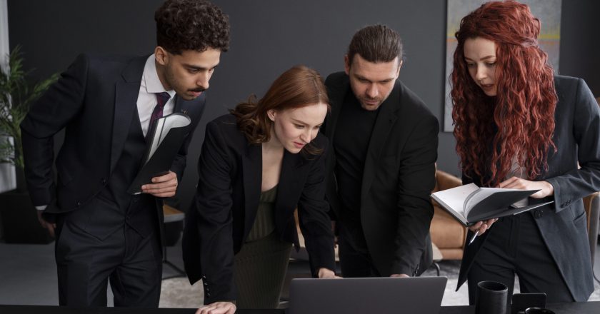 young-pregnant-woman-work